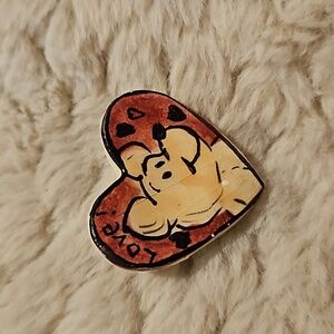 #0081 Heart shaped bear brooch/pin Winnie The Pooh??